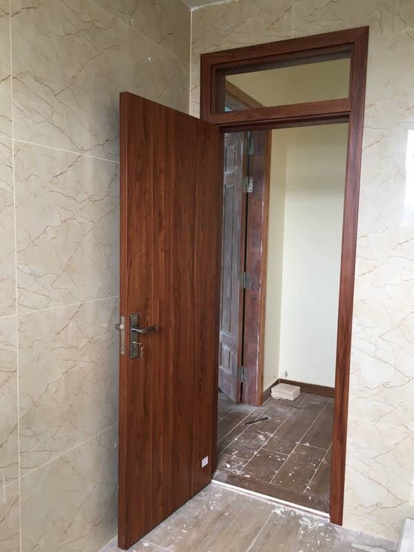 Mẫu cửa gỗ nhựa có pano ô cố định
